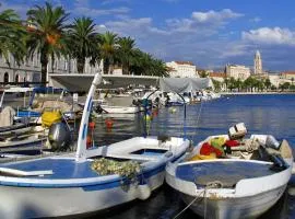 Aspalathos Centar Holiday - City center, a few minutes' walking distance to the UNESCO Palace, parking lot in front of the apartment