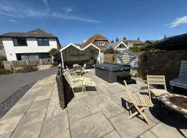 Broadstairs Apartments with luxurious 4-person communal hot tub