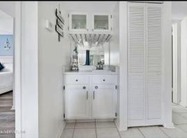 St Augustine Beach Condo，位于圣奥古斯丁的酒店