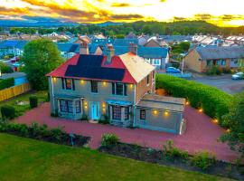 Red Roofs - 5BR Luxury - Large Gardens - EV Point - Near Edinburgh，位于Newtongrange的酒店
