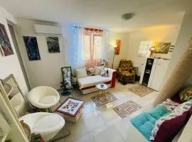 Laniakea small apartment in shared house