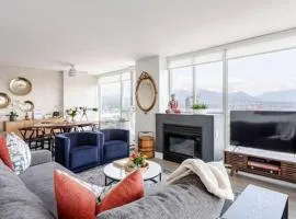 Luxury 2 Bed 2 Bath Condo Downtown Vancouver with Free Parking
