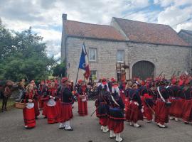charmant groot huis met verzicht en zonsondergang aan voet van de Ardennen，位于Mettet的酒店