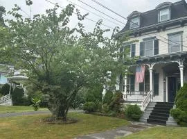 1 Br Private Victorian Apt in convenient City location on half acre sleeps 4