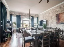 The Bank on Main St - Historic Luxury Suite w/Rooftop Deck Overlooking Main Street