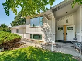 Cozy Apt with Private Deck, 2 Mi to Toyota Center!