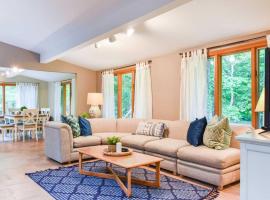 Central AC 3 Min Walk to Pond，位于巴恩斯特布尔的酒店