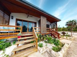 Eco-luxe Oceanfront Private Estate By Alom，位于圣佩德罗的酒店