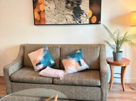 Urban Gorgeous Hollywood Living with rooftop views and BBQ, GYM，位于洛杉矶的公寓