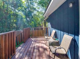 7 Mi to Lake Tangipahoa: McComb Home w/ Deck!，位于麦库姆的酒店