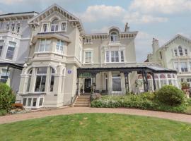 Ismay Dining Room Suite - Titanic Interest，位于克罗斯比的酒店