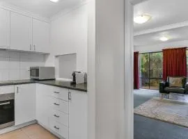2-Bed Townhouse Retreat in Sandy Bay with Parking