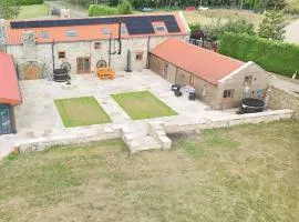 Luxury Home, The Residence Sleeps 10, 2 Hot Tubs & Scenic Views near Durham & Bishop Auckland