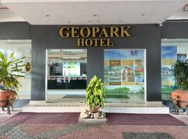 OYO 90835 Geopark Hotel Kuah，位于立咯海滩的酒店