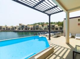 Beach House with Private Pool，位于拉斯阿尔卡麦的带按摩浴缸的酒店