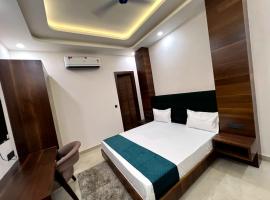 Hotel bliss inn & terrace，位于密拉特的酒店