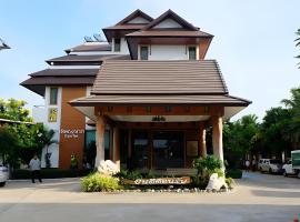 朝帕亚塔拉河滨酒店，位于Chai Nat的带停车场的酒店