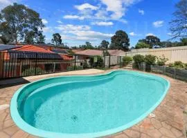 Relaxing Poolside House Escape3B