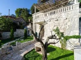 Villa Falcon Rook - Four-Bedroom Villa with Terrace and Swimming Pool