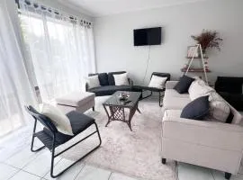 Golden Getaway, Private 3x bedroom home with 2x living spaces and study