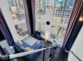 Trendy Downtown Loft - King Bed!