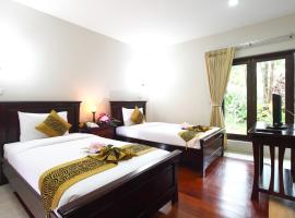 普万纳利度假酒店，位于慕斯的带泳池的酒店