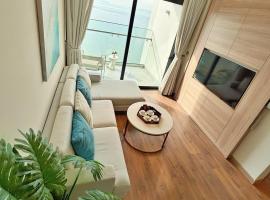A La Carte Ha Long Bay Residence 2BR oceanview 32nd floor，位于下龙湾的度假村