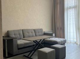 2 room apartment in Yerevan, Armenia, in a new building on Paruyr Sevak Street, 55 sq m high ceilings，位于埃里温的酒店