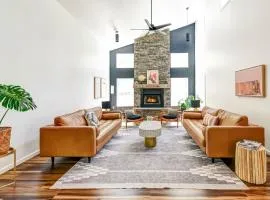 Luxury Mountain Retreat - 4 King Suites & Hot Tub