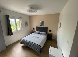 Chambre Le Faucon Chambre cosy calme et jacuzzi-Etablissement les gîtes de la perle de Vouglans-，位于Cernon的酒店