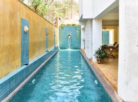 La Mer with Pool, Kitchen, Pool Table, Wifi & Security, 10 mins to Candolim Beach & 5 mins to Casino，位于尼禄的酒店