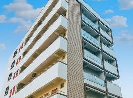 TrueLife Presidential Suites - 3BHK Luxurious AC Apartments - Modular Kitchen, RO water system, Microwave - Super fast WiFi, 55 Smart TV, 250 Airtel Channels - 3 bathrooms - Parking - Nearby PS4, A2B pure veg restaurants - Top service with lots of love，位于蒂鲁帕蒂的住宿