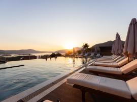 Royal Blue Resort & Residences，位于蒂瓦特的酒店