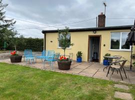 Yew Tree Bungalow, Onneley, Cheshire，位于克鲁的酒店
