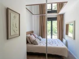 Romance Me - Love Room Élégante avec Table de Massage & Pole Dance - Night & Day use