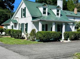 Across The INN Entire Colonial House with lovely porch & extremely fast Wi-Fi，位于Washington, Virginia的酒店