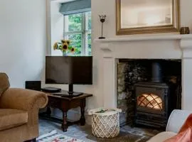 Pretty Cotswold Cottage with garden near Bibury