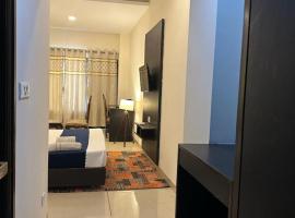 Eagle Hospitality !! Lift ! Large Rooms ! Parking ! Top Rated and Most Awarded Property by SIDHAM Group，位于钱德加尔的豪华酒店