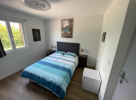 Chambre Le Renard 4 pers Spacieuse confort et accès jacuzzi-Etablissement les gîtes de la perle de Vouglans-，位于Cernon的酒店