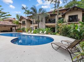 Modern Island-Themed Condo with Floor-to-Ceiling Windows & Garden and Pool Views Within Walking Distance of the Beach，位于科克的酒店