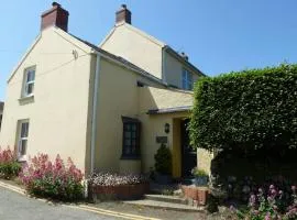 Charming Upper Solva Cottage by Beaches and Harbour