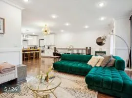 Contemporary Luxury 3 Bdr Apt for 6 with Free Parking