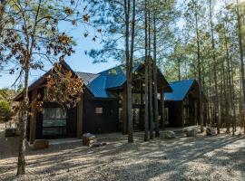 CABIN - Near BLACK MOUNTAIn，位于斯蒂芬斯穴窟的酒店