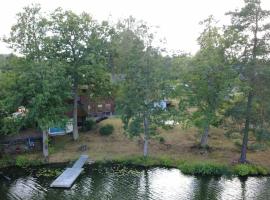 Scenic Lakehouse near Stockholm with Sauna & Jetty，位于胡丁厄的酒店