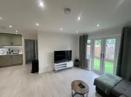 Rose Mews, Newly Refurbed Modern Interior with Garden