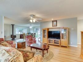 1 Mi to Dtwn Enumclaw Family Retreat!，位于伊纳姆克洛的酒店