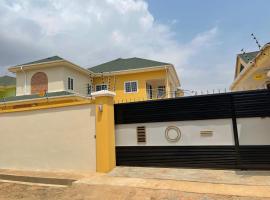 Dream Villa at Oyarifa，位于Oyarifa的酒店