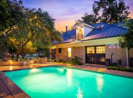 Sophie's Gasthaus - Luxury Boutique Hotel in Downtown New Braunfels，位于新布朗费尔斯的酒店