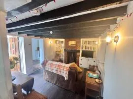 Alma Cottage - Cosy Romantic Retreat - Log Burner