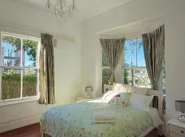Free Parking,5 minutes to City, bus at the door, 100-year-old building at the foot of Mount Eden Park,unit 1